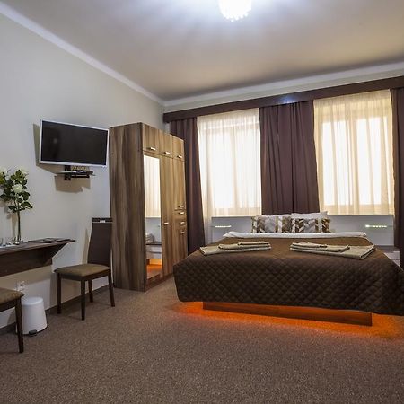 Luxury Air-Conditioned Rooms In Old Town Братислава Екстериор снимка