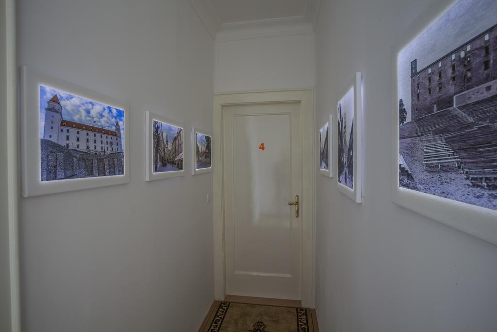 Luxury Air-Conditioned Rooms In Old Town Братислава Екстериор снимка