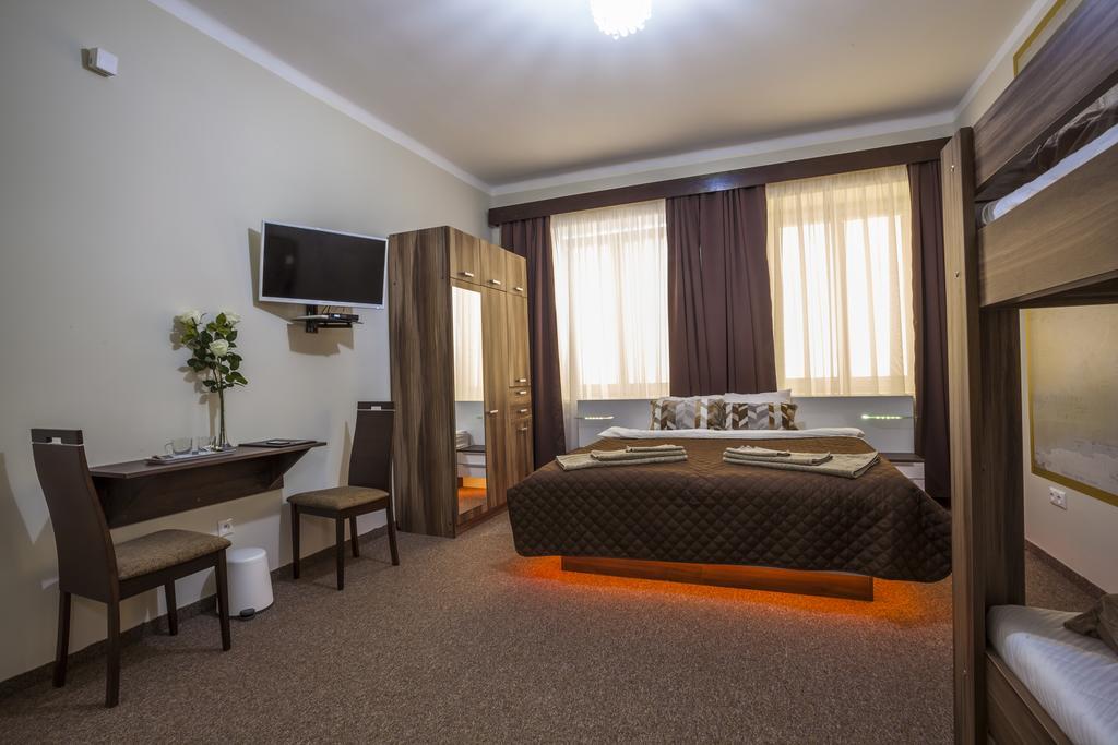 Luxury Air-Conditioned Rooms In Old Town Братислава Екстериор снимка