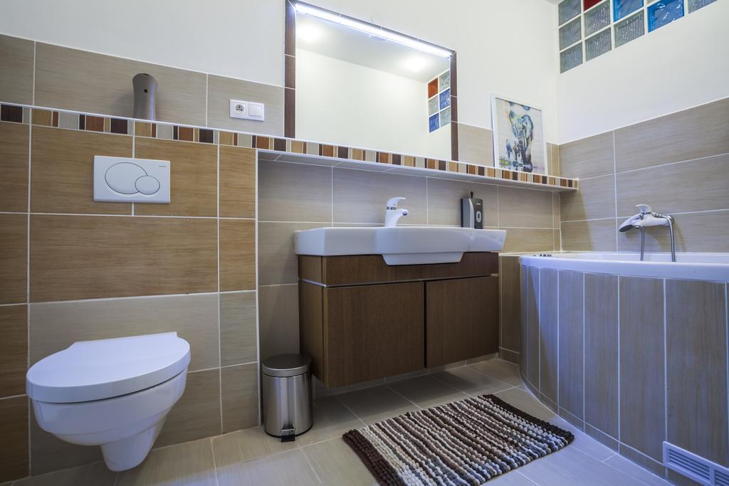 Luxury Air-Conditioned Rooms In Old Town Братислава Екстериор снимка