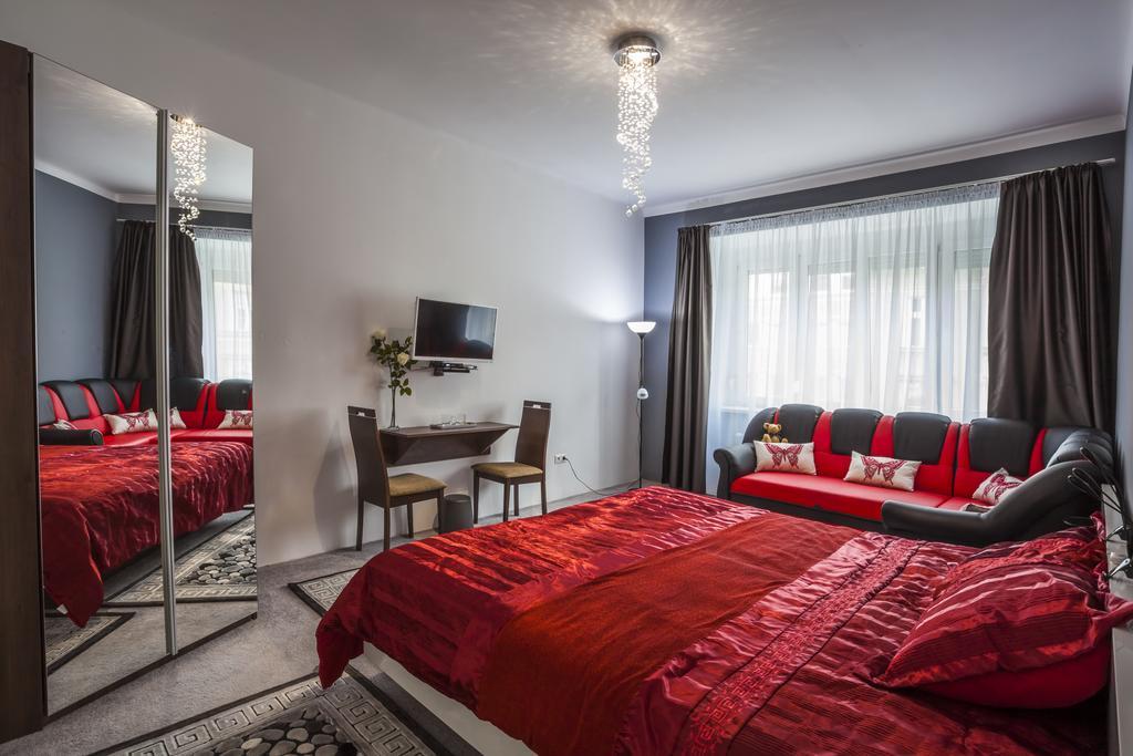 Luxury Air-Conditioned Rooms In Old Town Братислава Екстериор снимка
