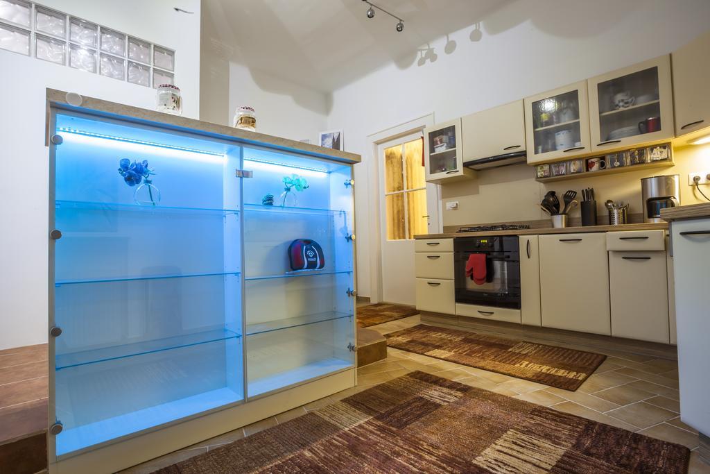 Luxury Air-Conditioned Rooms In Old Town Братислава Екстериор снимка