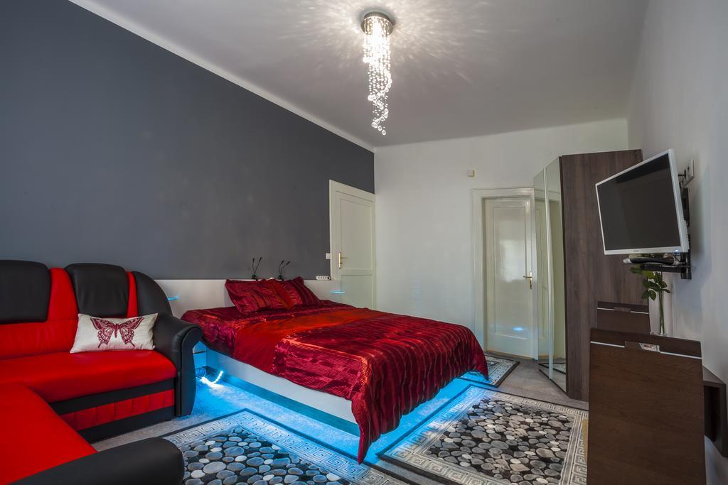 Luxury Air-Conditioned Rooms In Old Town Братислава Екстериор снимка
