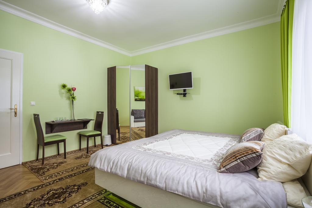 Luxury Air-Conditioned Rooms In Old Town Братислава Екстериор снимка