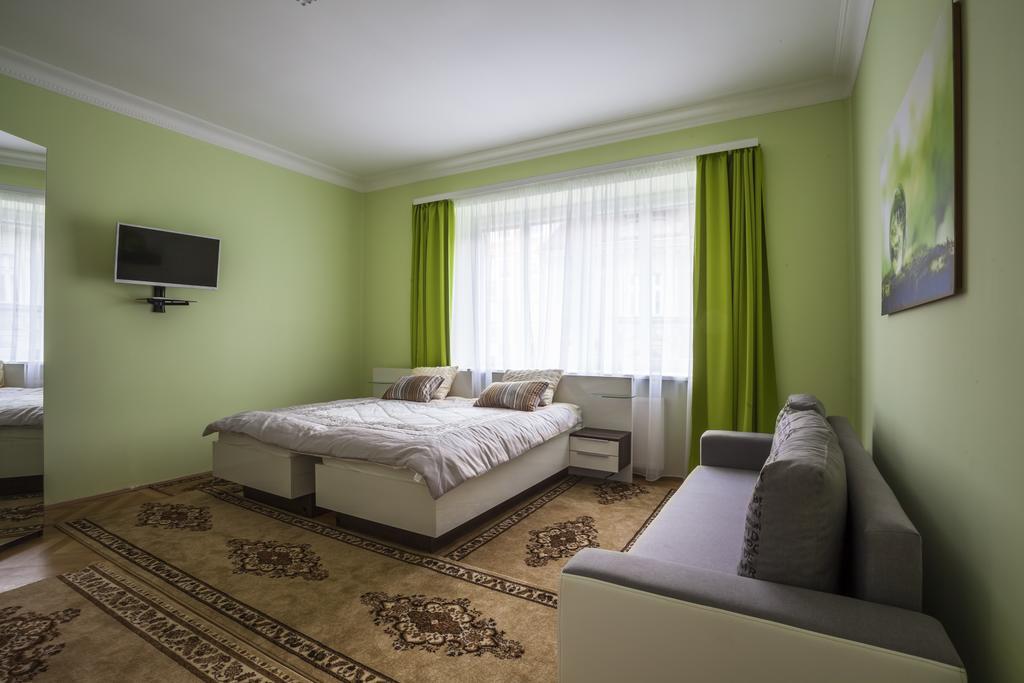 Luxury Air-Conditioned Rooms In Old Town Братислава Екстериор снимка