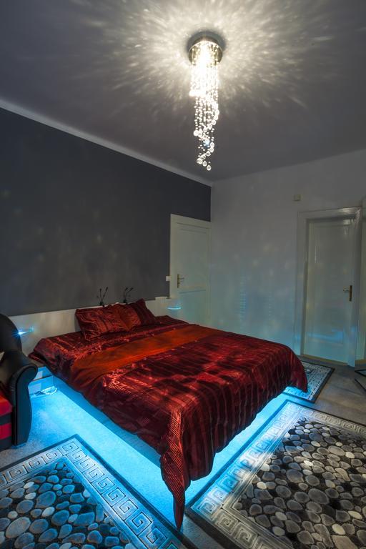 Luxury Air-Conditioned Rooms In Old Town Братислава Екстериор снимка