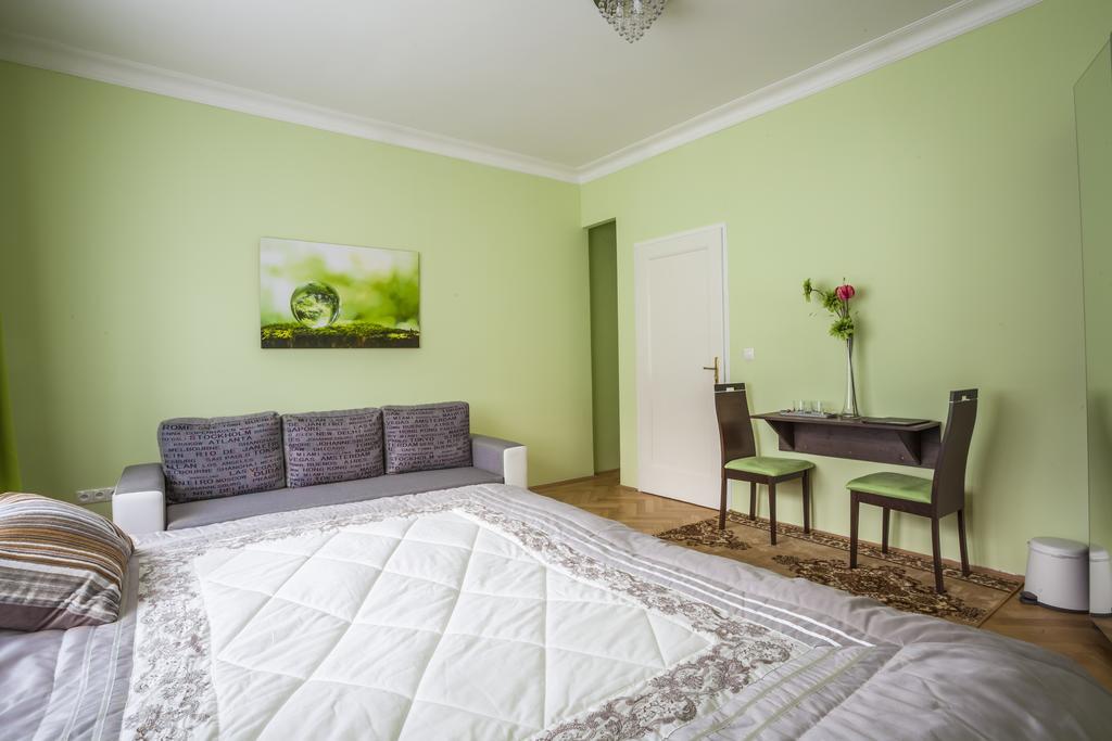 Luxury Air-Conditioned Rooms In Old Town Братислава Екстериор снимка