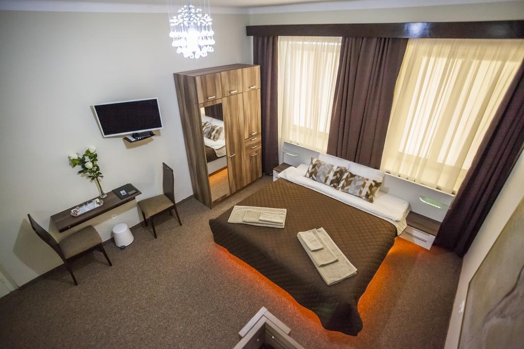 Luxury Air-Conditioned Rooms In Old Town Братислава Екстериор снимка