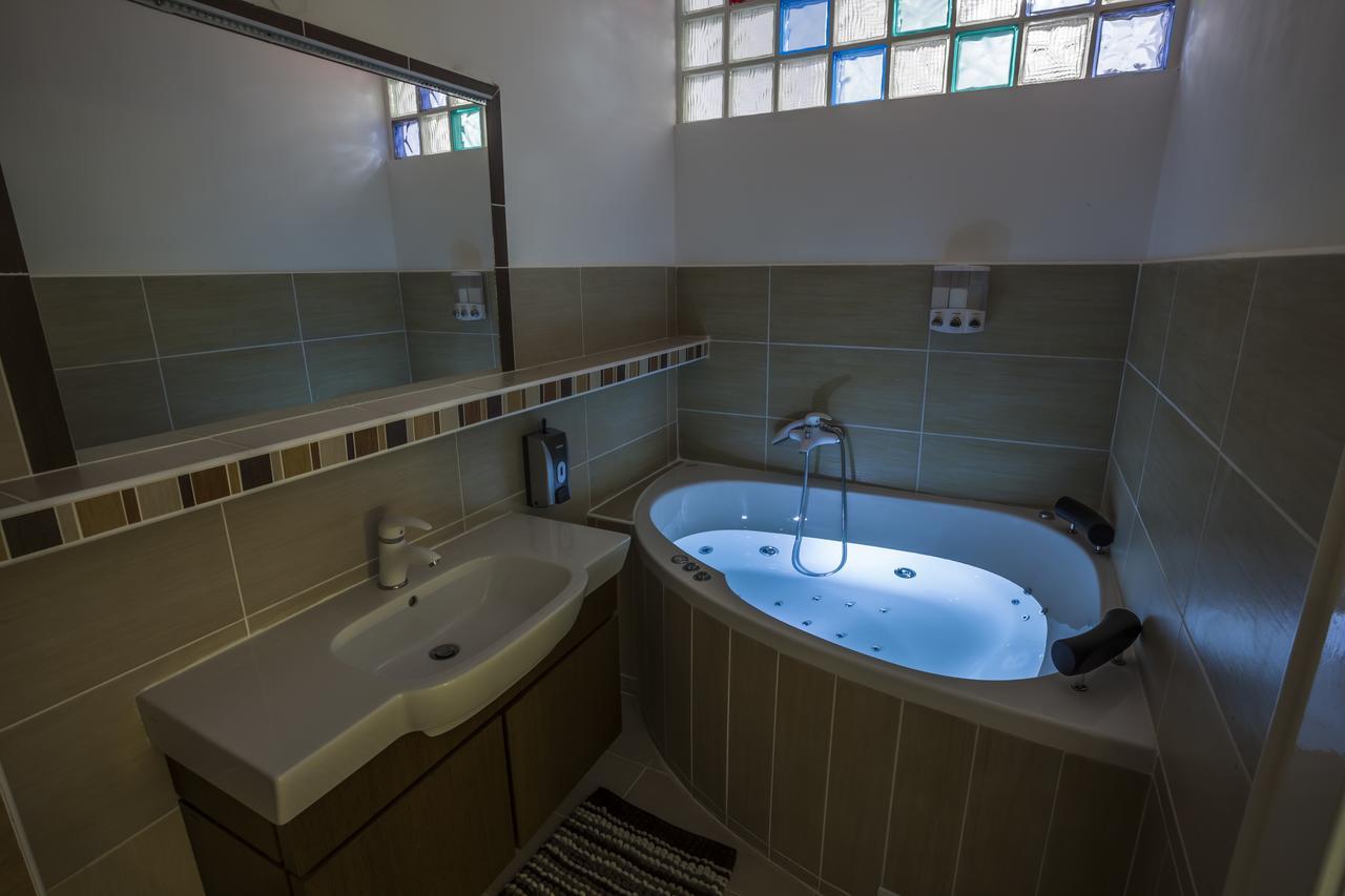 Luxury Air-Conditioned Rooms In Old Town Братислава Екстериор снимка